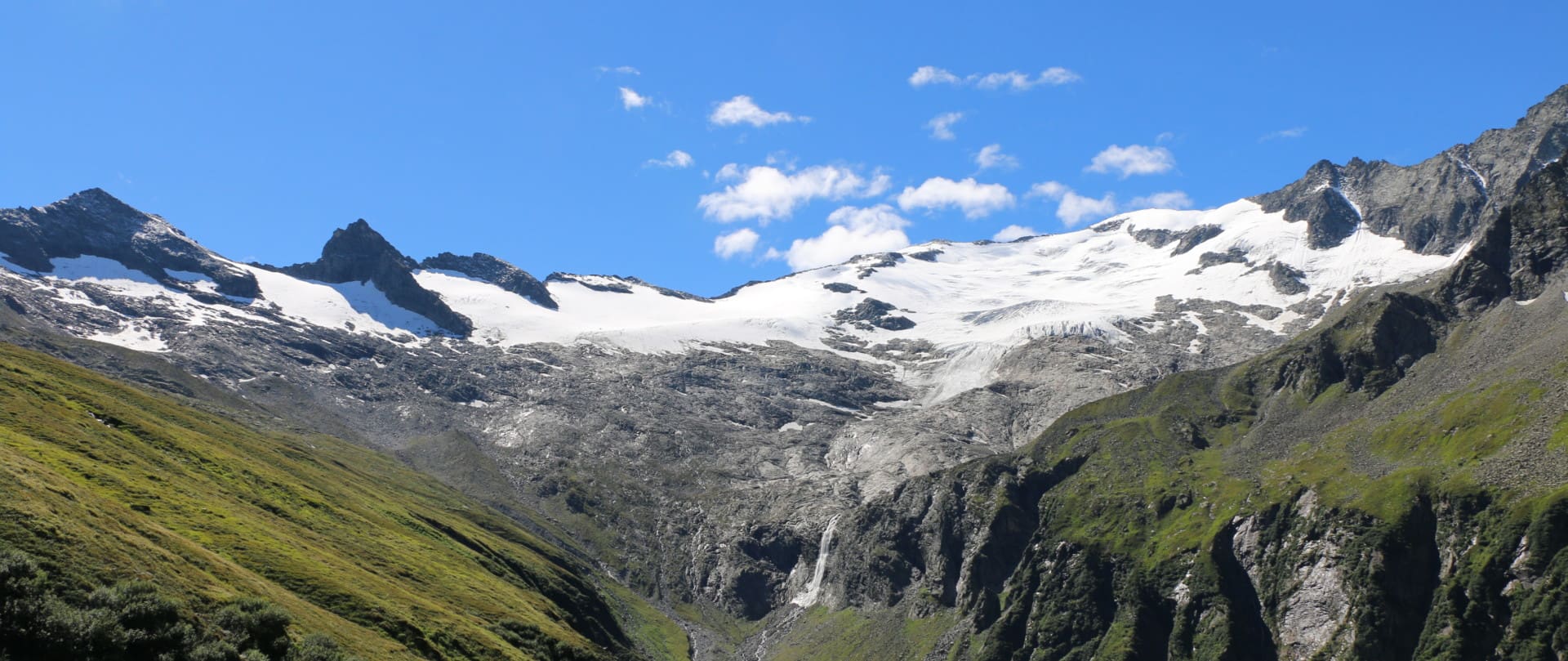 Die imposante Gletscherkulisse des Habachtals mit schneebedeckten Gipfeln unter einem tiefblauen Himmel