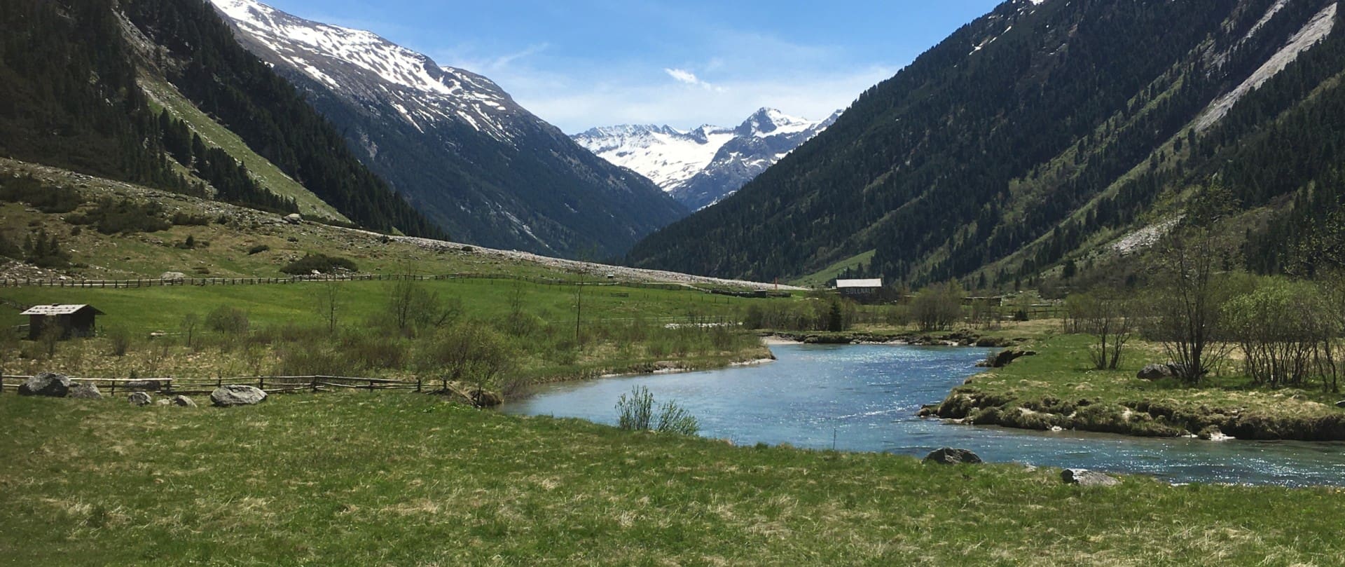 Berglandschaft mit der Krimmler Ache vor einer Almhütte