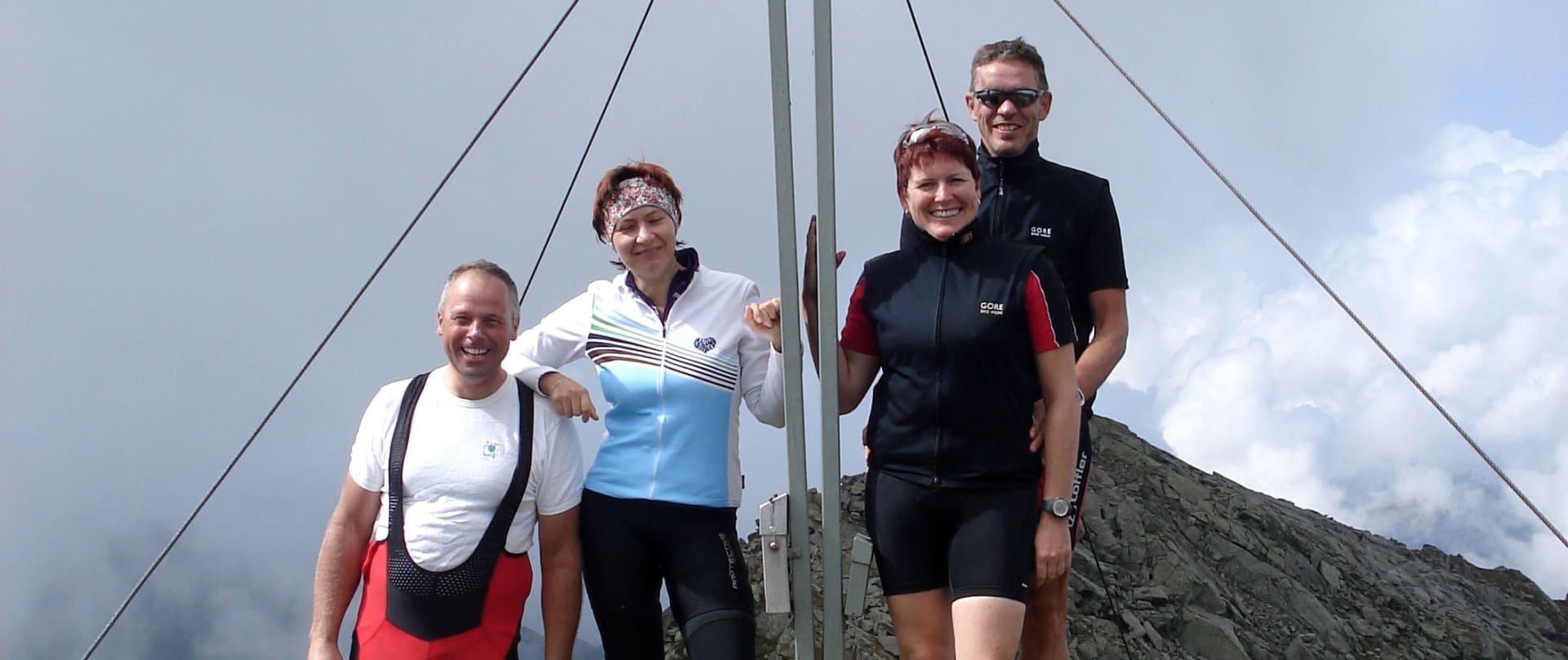 Eine fröhliche Gruppe von Wanderern posiert am Gipfel des Salzachgeier