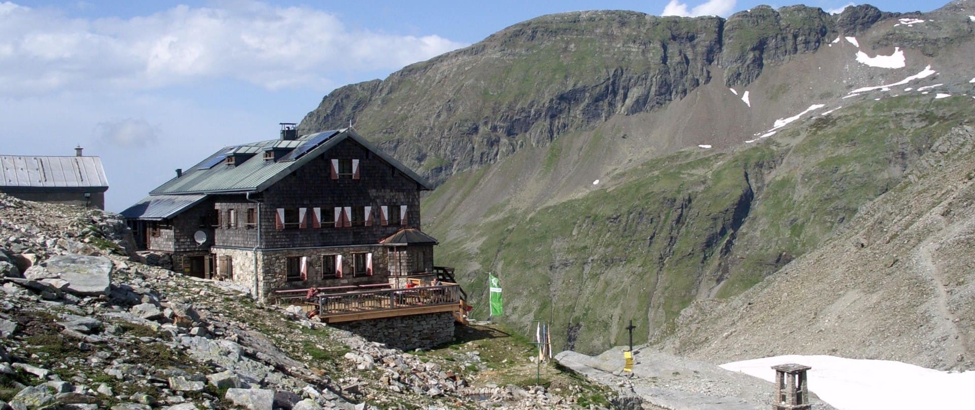 St. Pöltner Hütte mit den Felbertauern im Hintergrund