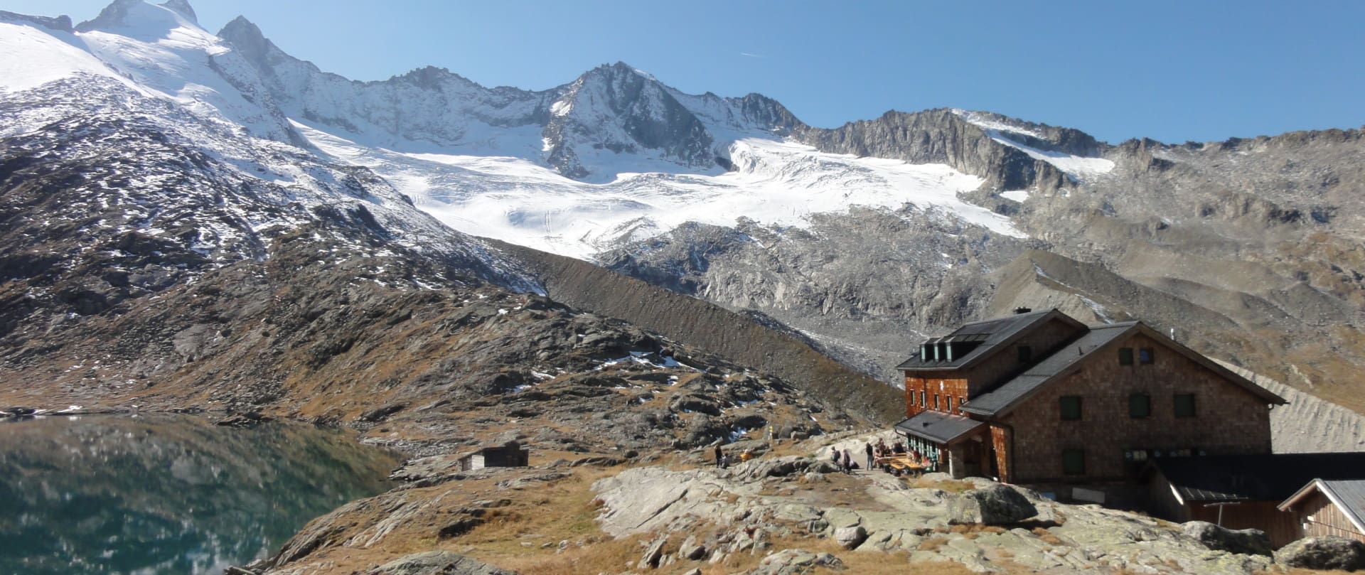 Zittauer Hütte vor einer bergigen Landschaft